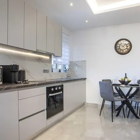 Hara's Cozy With Private Parking Apartment