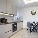 Hara's Cozy With Private Parking Apartmán