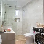 Apartmán Hara's Cozy With Private Parking