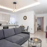 Apartmán Hara's Cozy With Private Parking *