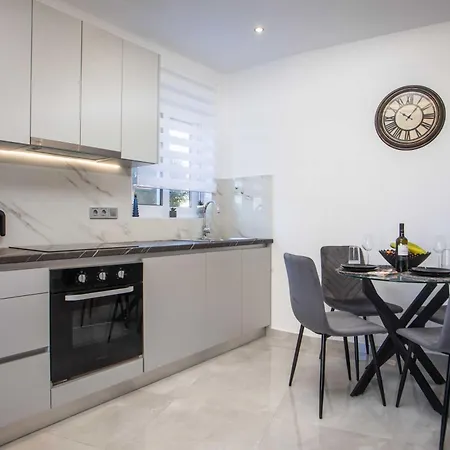 Hara's Cozy With Private Parking Rhodes City