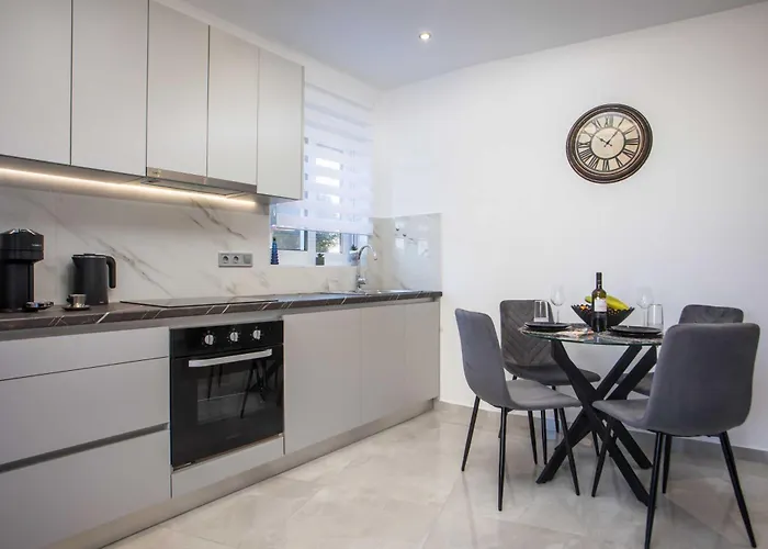 Hara's Cozy With Private Parking Rhodes City